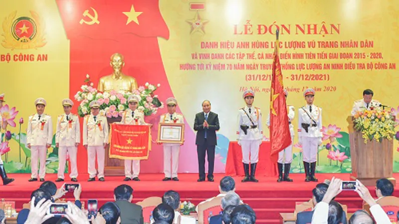 Thủ tướng trao danh hiệu Anh hùng Lực lượng vũ trang nhân dân cho lực lượng An ninh điều tra, Bộ Công an. Ảnh: VGP