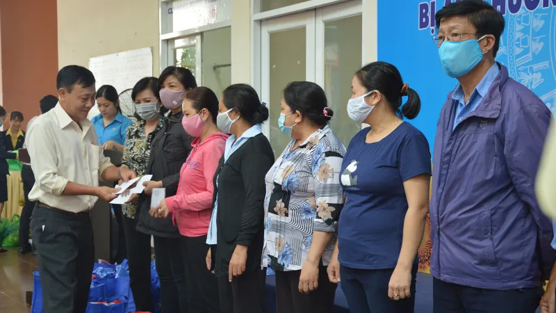 Công đoàn Viên chức TPHCM: Chăm lo hơn 900 công đoàn viên bị ảnh hưởng bởi dịch Covid-19