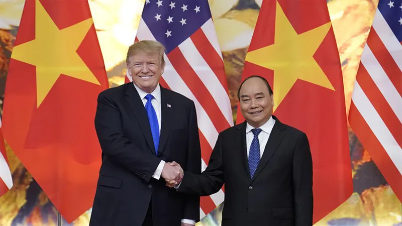 Thủ tướng Nguyễn Xuân Phúc (phải) bắt tay Tổng thống Mỹ Donald Trump tại cuộc hội kiến ở Hà Nội hồi tháng 2-2019. Ảnh: VGP