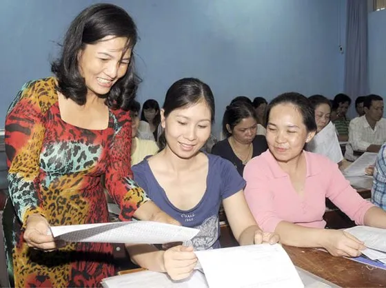 Giáo viên và phụ huynh vui vẻ trao đổi trong buổi họp phụ huynh. Ảnh minh họa