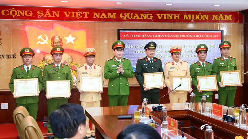 Tặng bằng khen cho lực lượng cứu nạn ở thủy điện Rào Trăng 3