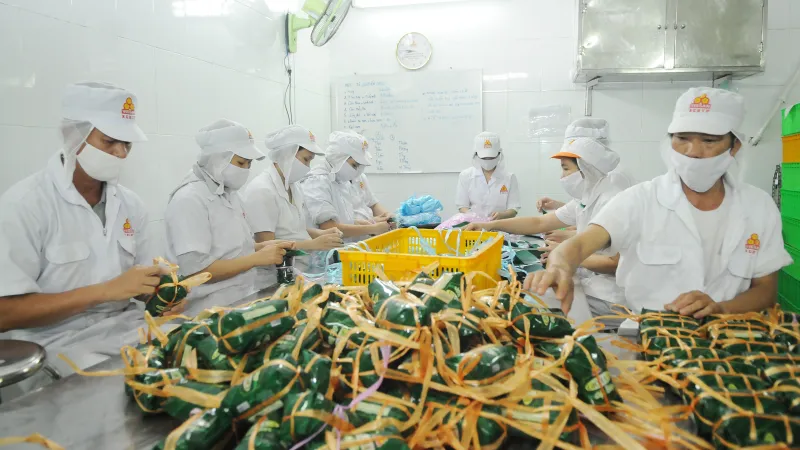 Chế biến giò chả tại Công ty Vissan. Ảnh: CAO THĂNG