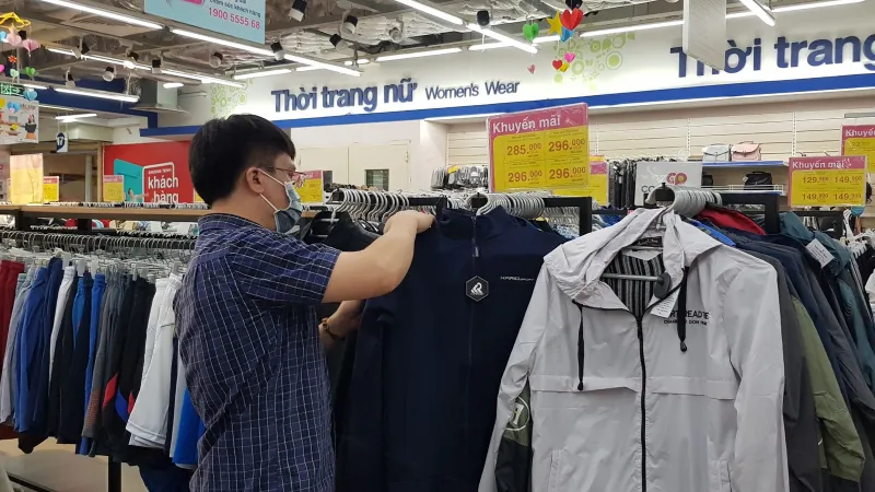 Khách hàng mua áo chống nắng tại Co.opmart Văn Thánh