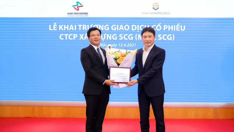 Ông Nguyễn Tuấn Anh, Phó TGĐ Sở Giao dịch Chứng khoán Hà Nội (HNX) trao chứng nhận đăng ký giao dịch cổ phiếu trên sàn Upcom cho SCG