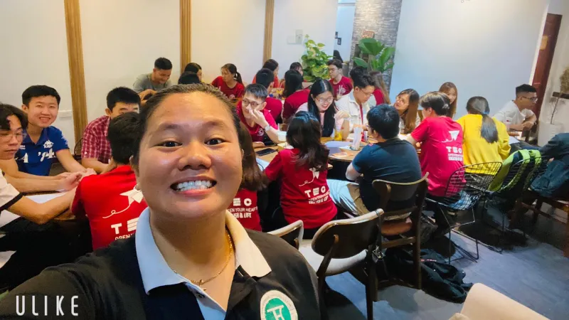  Một buổi sinh hoạt của các bạn tại một quán cà phê