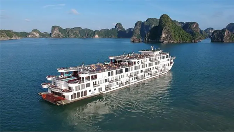 Cách ly y tế 182 người trên du thuyền 5 sao tham quan vịnh Hạ Long