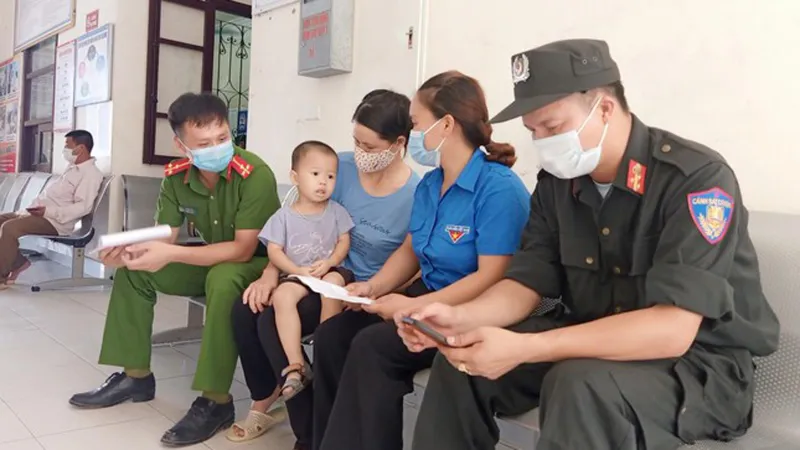  Phó trưởng Công an xã Hữu Sản - anh Đỗ Nam Duy và chiến sỹ Cảnh sát cơ động Lê Bá Tứ và gia đình các cháu được truyền máu. Ảnh Báo. Công an nhân dân