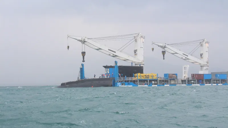 Tàu ngầm 183 - TPHCM được hạ thủy khỏi tàu Rolldoc của Hà Lan (tháng 3-2014)