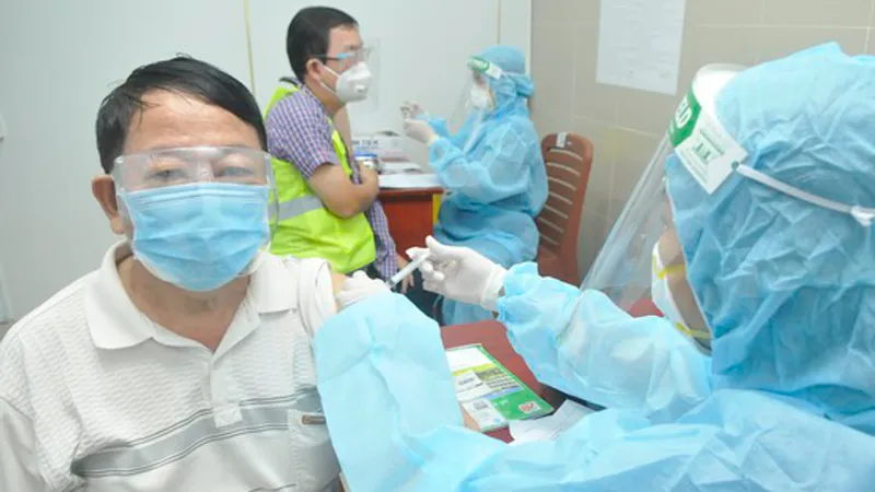 Người già có bệnh nền tim, huyết áp có nên tiêm vaccine Covid-19