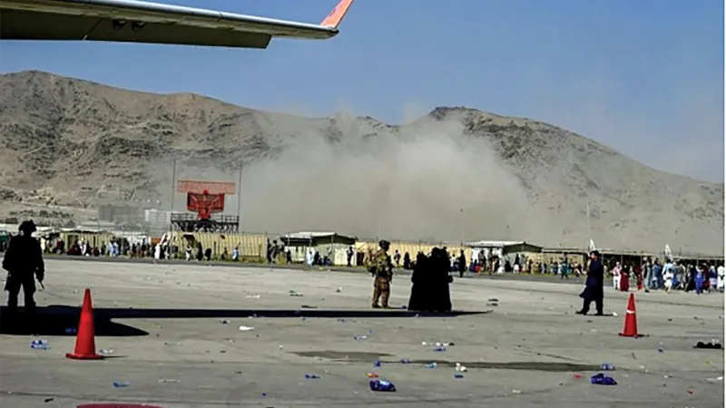Khói bốc lên từ vụ tấn công khủng bố ở sân bay Kabul