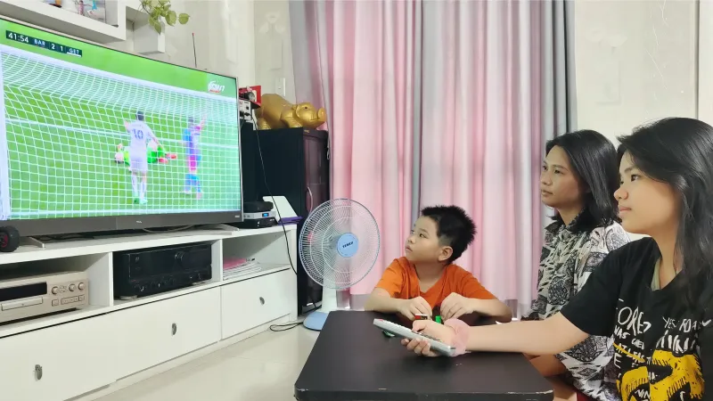 Nhiều gia đình chọn xem phim và các chương trình giải trí trên các nền tảng truyền hình Internet trả tiền. Ảnh: DŨNG PHƯƠNG