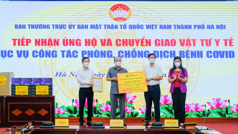 Đại diện T&T Group trao tặng 1 triệu bộ kit xét nghiệm PCR cho đại diện Sở Y tế thành phố Hà Nội và UB MTTQ Việt Nam thành phố Hà Nội