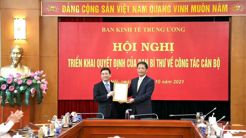 Trưởng ban Kinh tế Trung ương Trần Tuấn Anh trao quyết định điều động, bổ nhiệm cho tân Phó Trưởng ban Kinh tế Trung ương Nguyễn Duy Hưng (bên trái). Ảnh:VGP