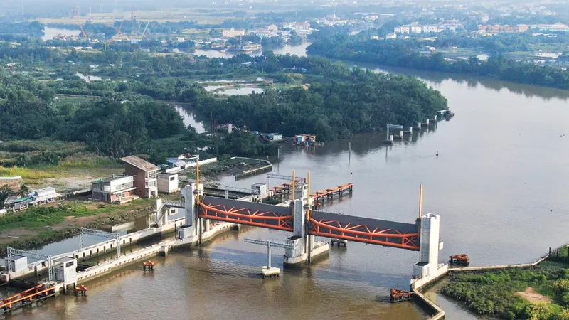 Dự án cống điều tiết Cây Khô (địa phận 2 huyện Bình Chánh và Nhà Bè) chống ngập úng cho khu vực TPHCM. Ảnh: HOÀNG HÙNG