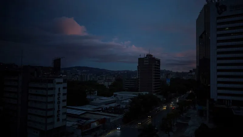 Thủ đô Caracas lại bị mất điện trên diện rộng nghi do lưới điện bị tấn công. Nguồn: SHUTTERSTOCK