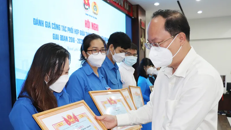 Đồng chí Nguyễn Hồ Hải trao bằng khen tặng các tập thể
