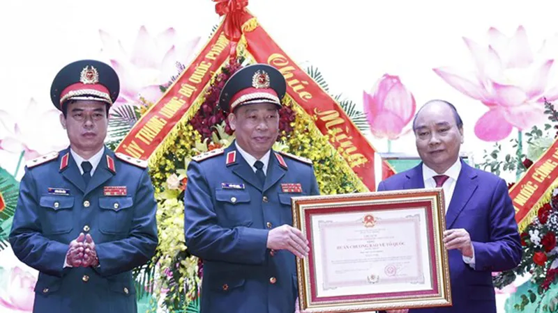 Chủ tịch nước Nguyễn Xuân Phúc trao Huân chương Bảo vệ Tổ quốc hạng Nhất cho Học viện Quốc phòng. Ảnh: TTXVN