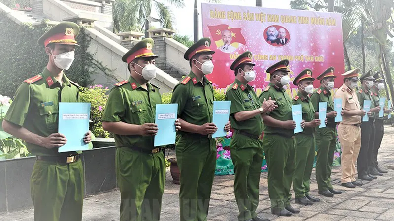 Kết nạp Đảng 14 chiến sĩ công an ưu tú