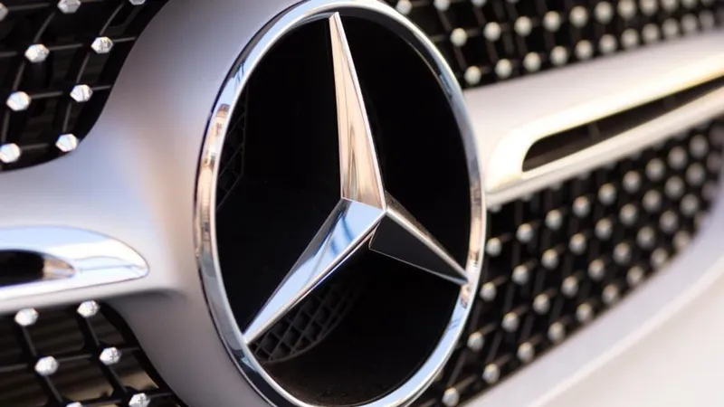Hãng ô tô Daimler chính thức đổi tên thành Mercedes-Benz 