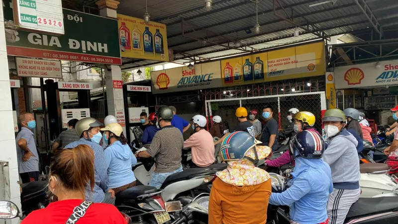 Người dân xếp hàng đợi mua xăng tại một cây xăng ở quận Gò Vấp, ngày 20-2. Ảnh: THI HỒNG