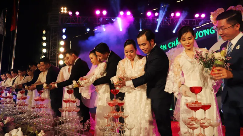 Nhân vật chính trong chương trình là 20 cặp uyên ương cùng chung một đám cưới đặc biệt mà cô dâu, chú rể là y bác sĩ, nhân viên Bệnh viện Quân y 175
