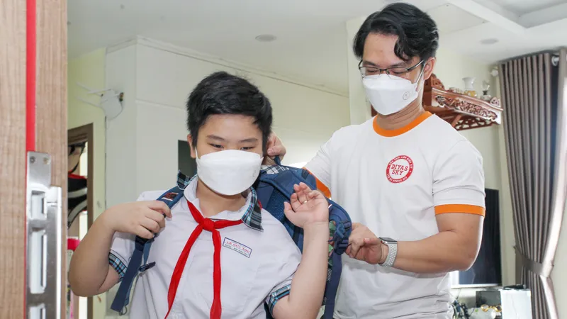Phụ huynh cần chung tay với nhà trường nhằm đảm bảo an toàn cho học sinh trước dịch bệnh. Ảnh: HOÀNG HÙNG