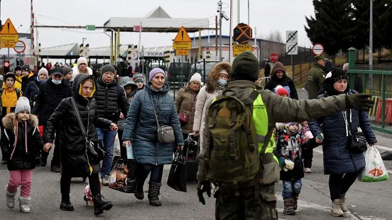 Người Ukraine di tản qua biên giới Ukraine-Ba Lan ở Korczowa, Ba Lan, ngày 5-3. Ảnh: REUTERS