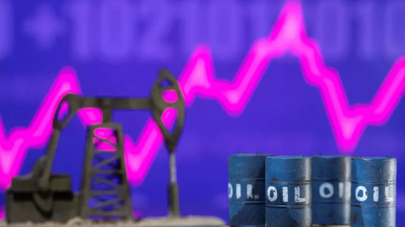 Giá dầu tăng mạnh ngay phiên giao dịch đầu tuần. Ảnh: REUTERS