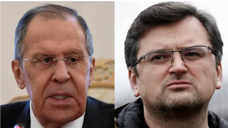 Ngoại trưởng Ukraine Dmytro Kuleba (phải), sẽ gặp người đồng cấp Nga Sergey Lavrov để hội đàm tại Antalya, Thổ Nhĩ Kỳ. Ảnh: REUTERS