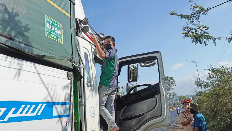 Người dân di chuyển trên quốc lộ 20, đoạn qua huyện Đức Trọng (Lâm Đồng) tháo gỡ còi hơi không đúng thiết kế xe, giao nộp cơ quan chức năng. Ảnh: ĐOÀN KIÊN