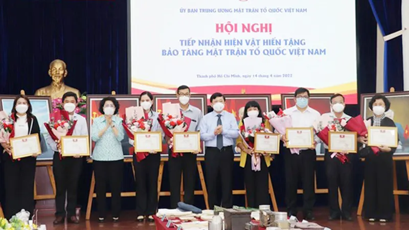 Phó Chủ tịch Ủy ban Trung ương MTTQ Việt Nam Nguyễn Hữu Dũng trao Giấy ghi nhận của Ban Thường trực Ủy ban Trung ương Mặt trận Tổ quốc Việt Nam cho các tổ chức, cá nhân hiến tặng hiện vật