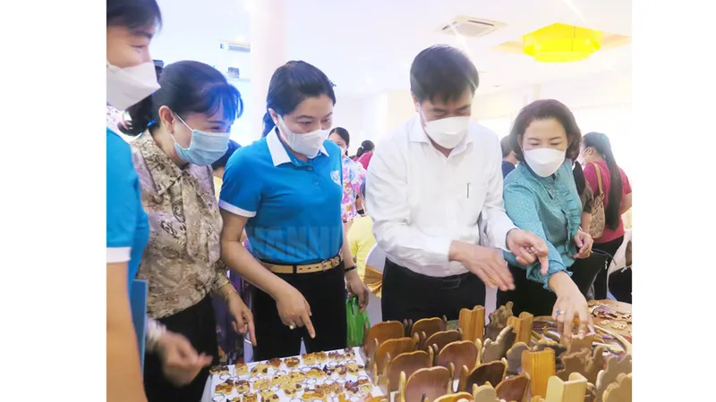 Các đại biểu tham quan mua sắm tại gian hàng trưng bày, giới thiệu các sản phẩm do phụ nữ khuyết tật thực hiện