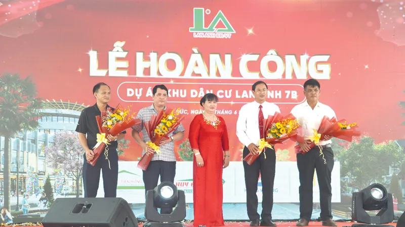 Bà Nguyễn Nam Phương - Chủ tịch HĐTV Công ty TNHH Lan Anh tặng hoa tri ân đại diện lãnh đạo các sở, ban ngành, địa phương và đối tác đã đồng hành, góp phần vào sự thành công của DA Lan Anh 7 mở rộng