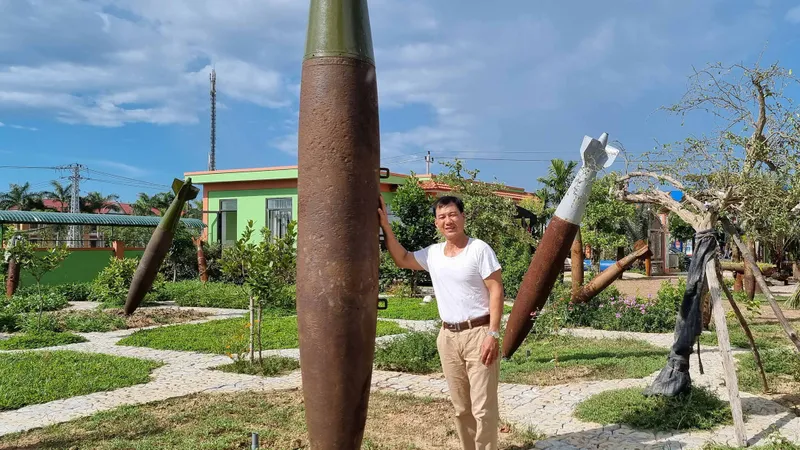 Cựu binh Trần Văn Quận bên khu vườn kỷ vật chiến tranh