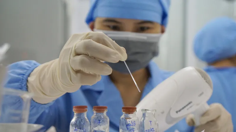 Nhiều bệnh viện đang thiếu sinh phẩm xét nghiệm khiến người bệnh bị ảnh hưởng. Ảnh: VIẾT CHUNG