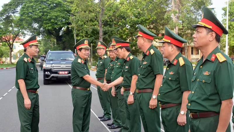 Lãnh đạo Quân đoàn 4 đón Thượng tướng Lê Huy Vịnh và đoàn công tác. Ảnh: QĐND