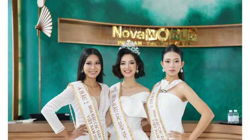 Hoa hậu Nông Thúy Hằng (giữa), á hậu Thạch Thu Thảo (bên trái), á hậu Lương Thị Hoa Đan (bên phải) tham quan NovaWorld Ho Tram. Ảnh: BTC 