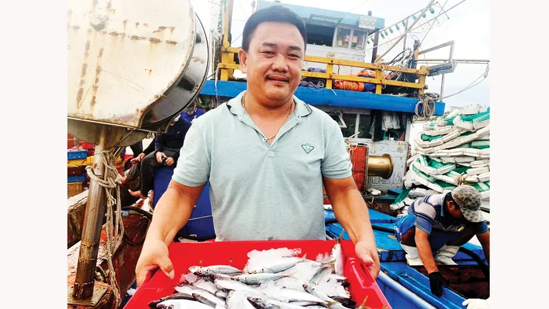 Là chủ tàu các Phạm Tuyển luôn hòa đồng cùng bạn thuyền
