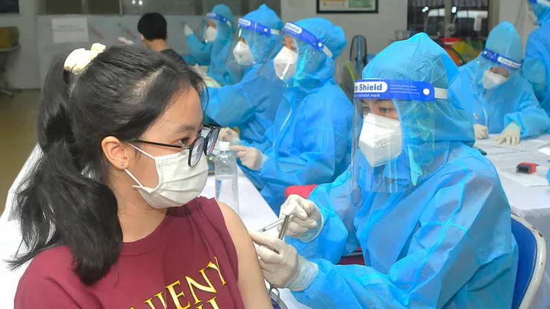 Trong tình hình dịch bệnh diễn biến phức tạp cần đẩy mạnh tiêm vaccine Covid-19. Ảnh: CAO THĂNG