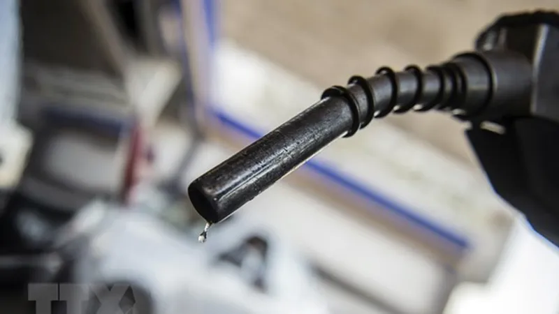 Giá dầu thế giới chạm mức thấp nhất 6 tháng qua