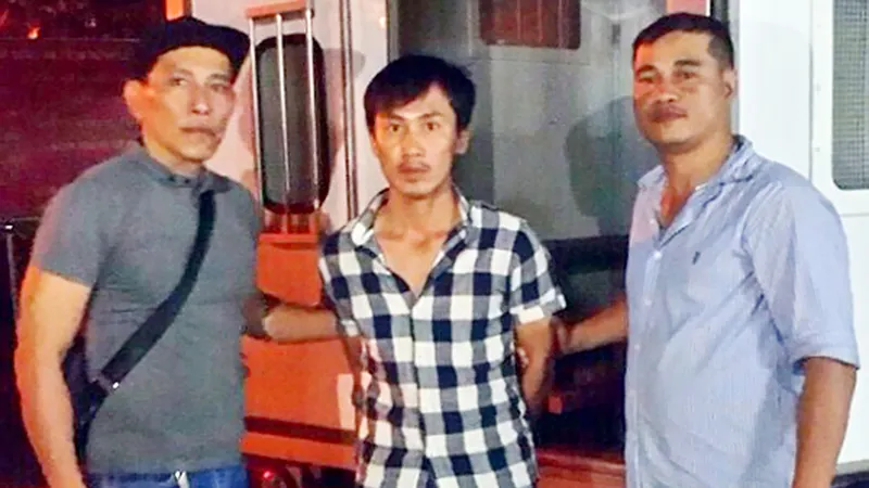 Trung tá Võ Duy Thắng (bên trái) trong một lần khống chế tội phạm
