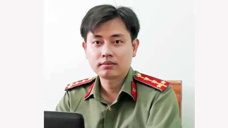 Đại úy trẻ mê văn chương