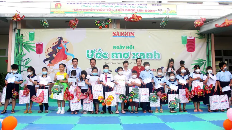 Trao quà, học bổng cho học sinh khó khăn của Trường Tiểu học Qui Đức