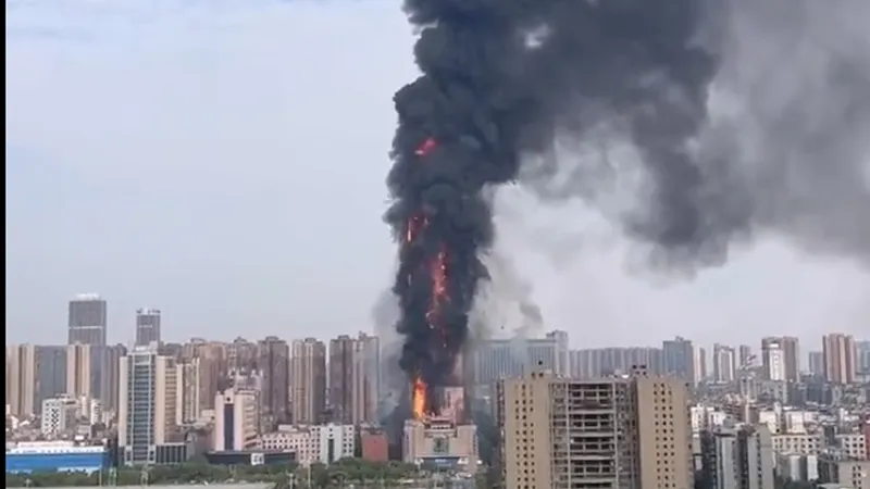 Cháy tòa nhà cao hơn 200m tại Trung Quốc