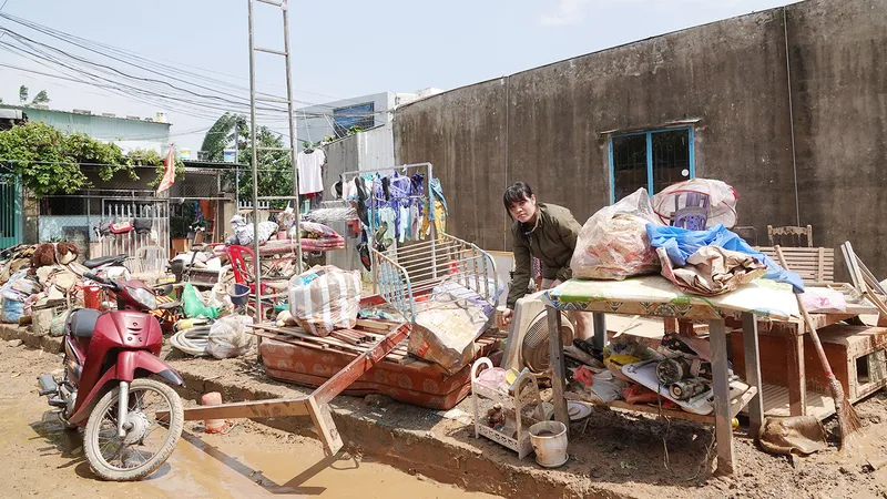 Vật dụng của người dân tổ 47, phường Hòa Khánh Nam (quận Liên Chiểu, TP Đà Nẵng) bị hư hỏng do mưa lũ. Ảnh: XUÂN QUỲNH