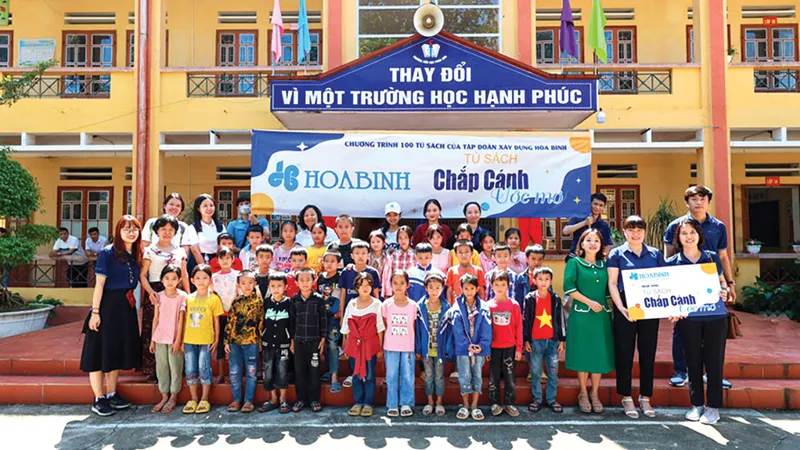 Tủ sách “Chắp cánh ước mơ” đến với các em nhỏ tại Yên Bái