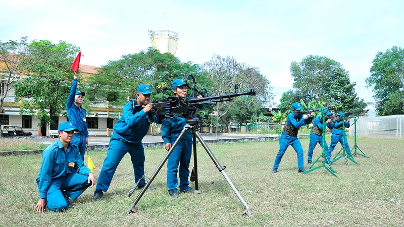 Lực lượng dân quân huấn luyện sử dụng súng máy phòng không 12,7mm