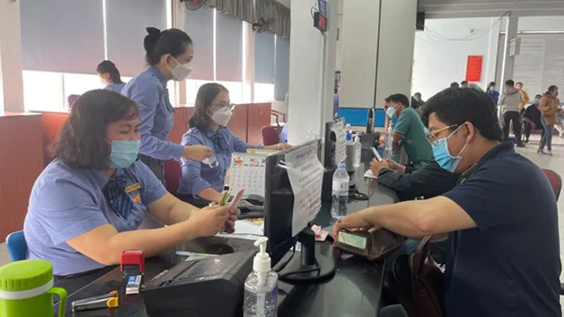 Ngành đường sắt cử thêm nhân viên tư vấn để khách mua vé 