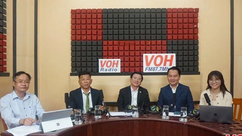 Các đại biểu tham gia đóng góp tại tọa đàm