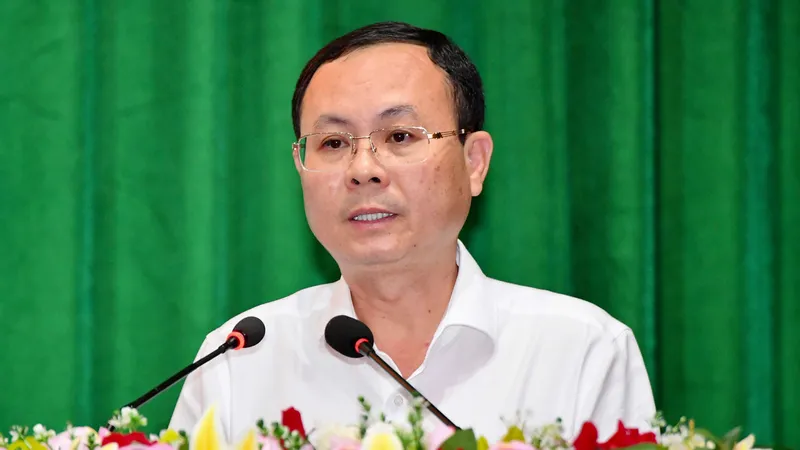 Phó Bí thư Thành ủy TPHCM Nguyễn Văn Hiếu phát biểu tại Hội nghị tổng kết 10 năm thực hiện nghị quyết Trung ương 8 khoá XI về chiến lược bảo vệ Tổ quốc trong tình hình mới do Đảng ủy Quân sự TPHCM tổ chức. Ảnh: VIỆT DŨNG